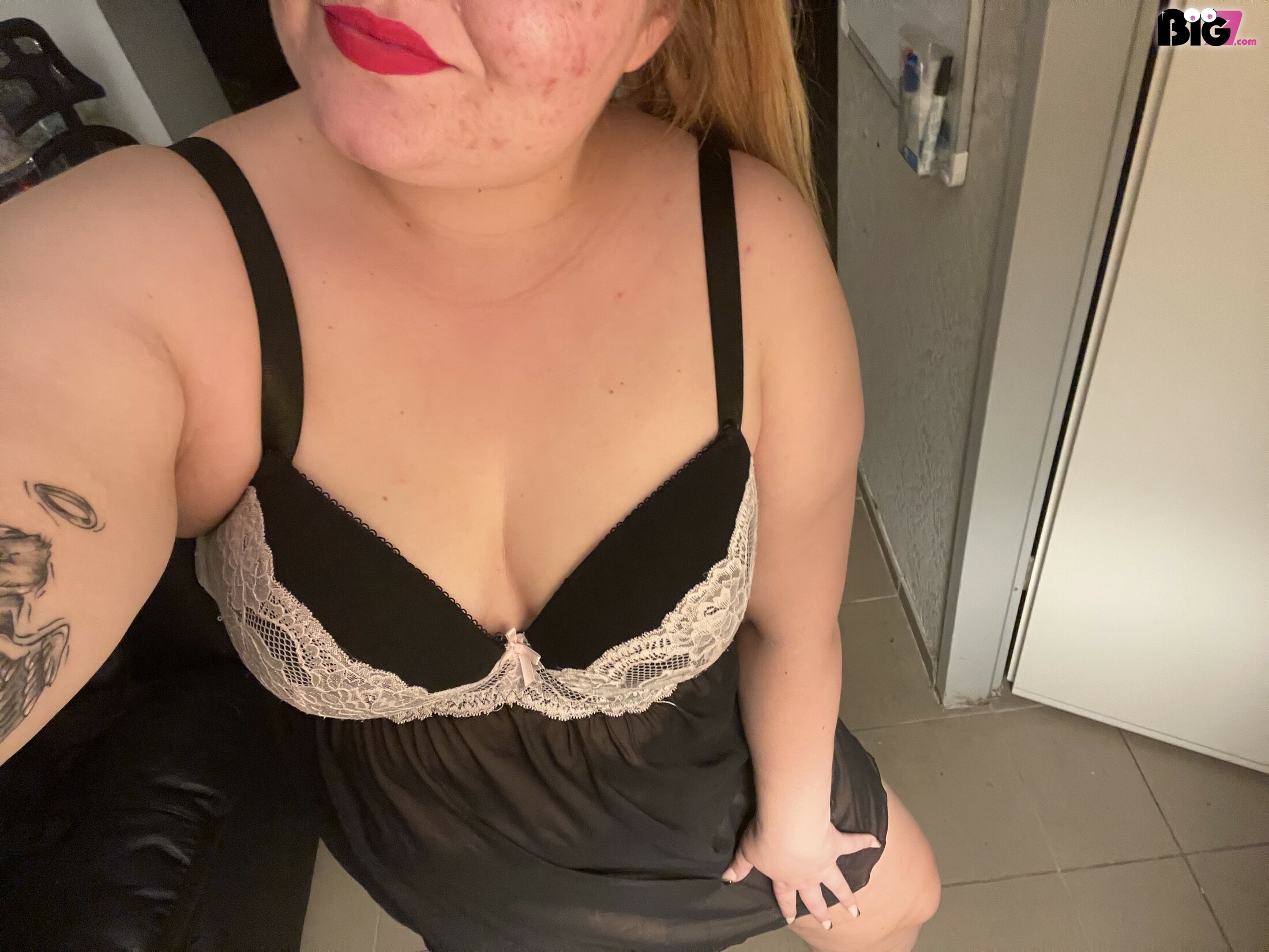 Erdbeersahnehot - deutsche Porno Darstellerin